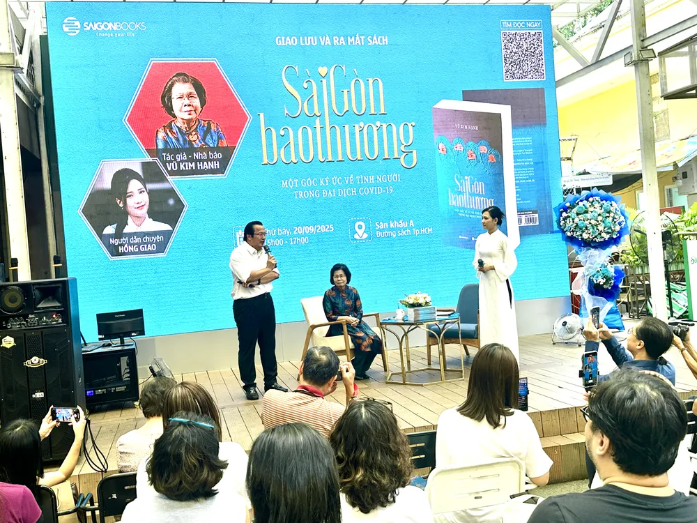 Nhà báo Vũ Kim Hạnh (ngồi) và ông Nguyễn Tuấn Quỳnh, Chủ tịch HĐQT Saigon Books, cũng là người khích lệ nhà báo Vũ Kim Hạnh chuyển những trang nhật ký thành cuốn sách "Sài Gòn bao thương" IMG_4016.jpg