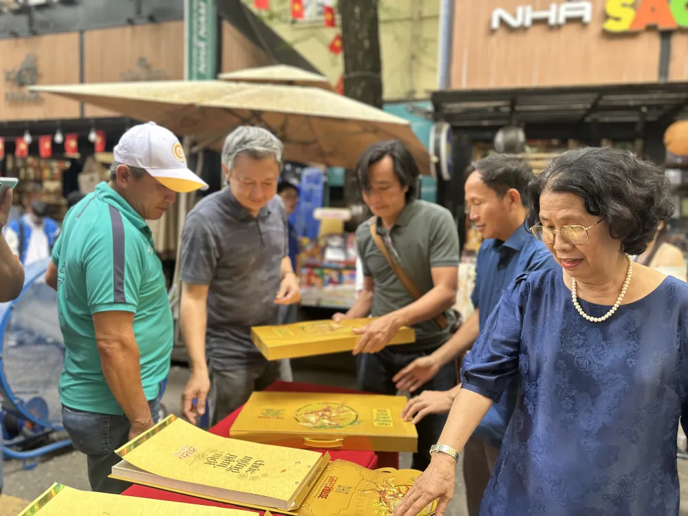 TS Quách Thu Nguyệt giới thiệu bộ lịch đến người thân và bạn bè IMG_4049.jpg