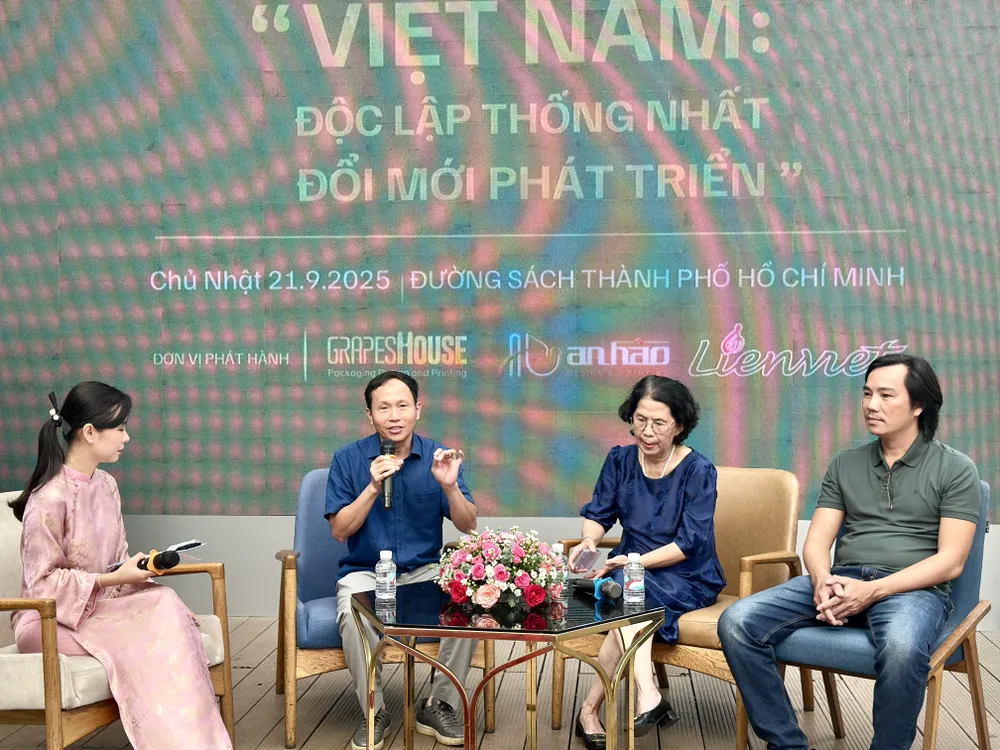 Những người thực hiện bộ lịch chia sẻ tại chương trình. Từ phải qua: ông Phan Tấn Nghị, Giám đốc sáng tạo Công ty Grapeshouse; TS Quách Thu Nguyệt và TS Vũ Đức Loan IMG_4061.jpg