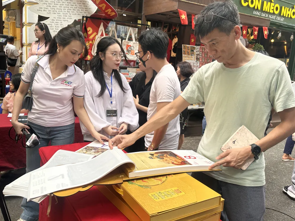 Bạn đọc tìm hiểu về bộ lịch IMG_4071.JPG