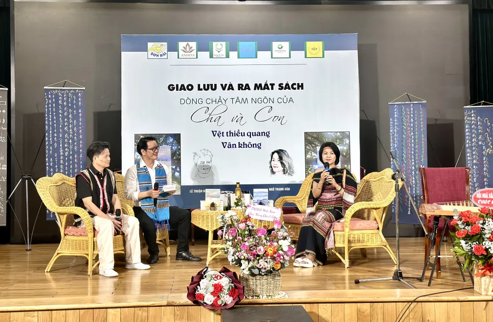 Nhà thơ Ngô Thanh Vân (phải) và tác giả Lê Thuận Nghĩa (trái) tại chương trình IMG_4247.jpg