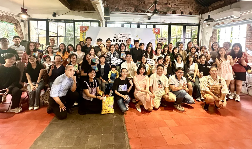 Rất đông bạn trẻ đã đến tham dự chương trình ra mắt sách Biết ra sao ngày sau IMG_4305.jpg