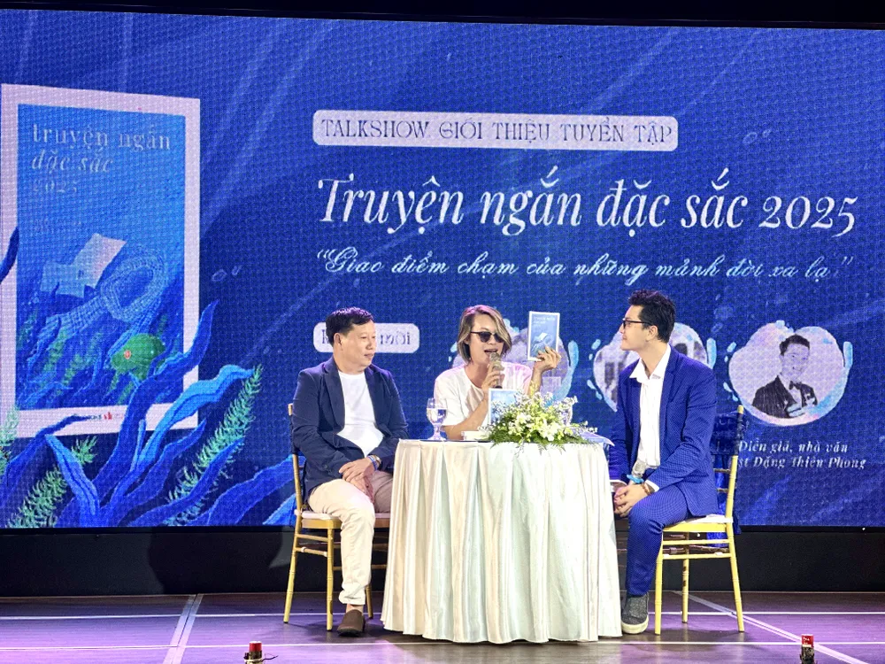 Từ trái qua: nhà văn Trần Nguyễn Anh, nhà văn Tống Phước Bảo và nhà văn Đặng Thiên Phong trong vai trò dẫn dắt chương trình IMG_4379.jpg