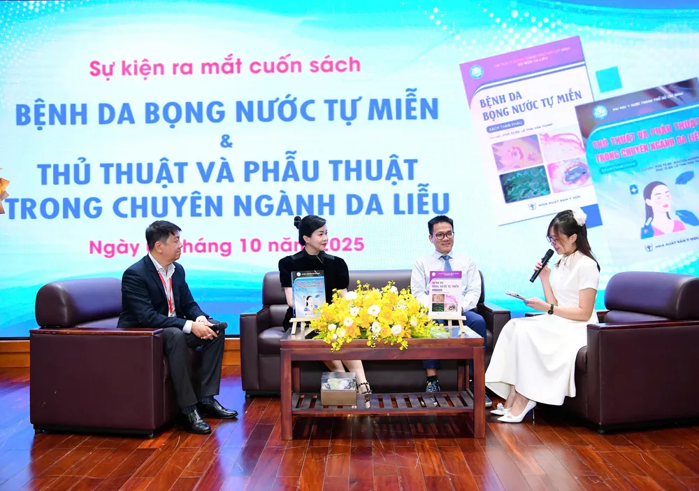 PGS-TS-BS Lê Thái Vân Thanh (thứ 2 từ trái qua) cùng các cộng sự tại chương trình ra mắt sách z7074587839724_4d8bdf0de4f818d6a67f30ba3c6ff1fa.jpg