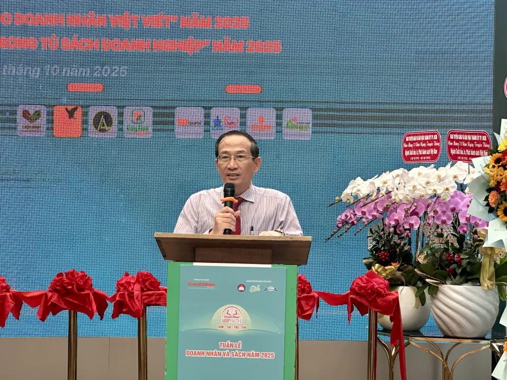 Ông Trần Hoàng, Tổng Biên tập Tạp chí Doanh nhân Sài Gòn, phát biểu khai mạc Tuần lễ Doanh nhân và Sách năm 2025 IMG_4489.jpg