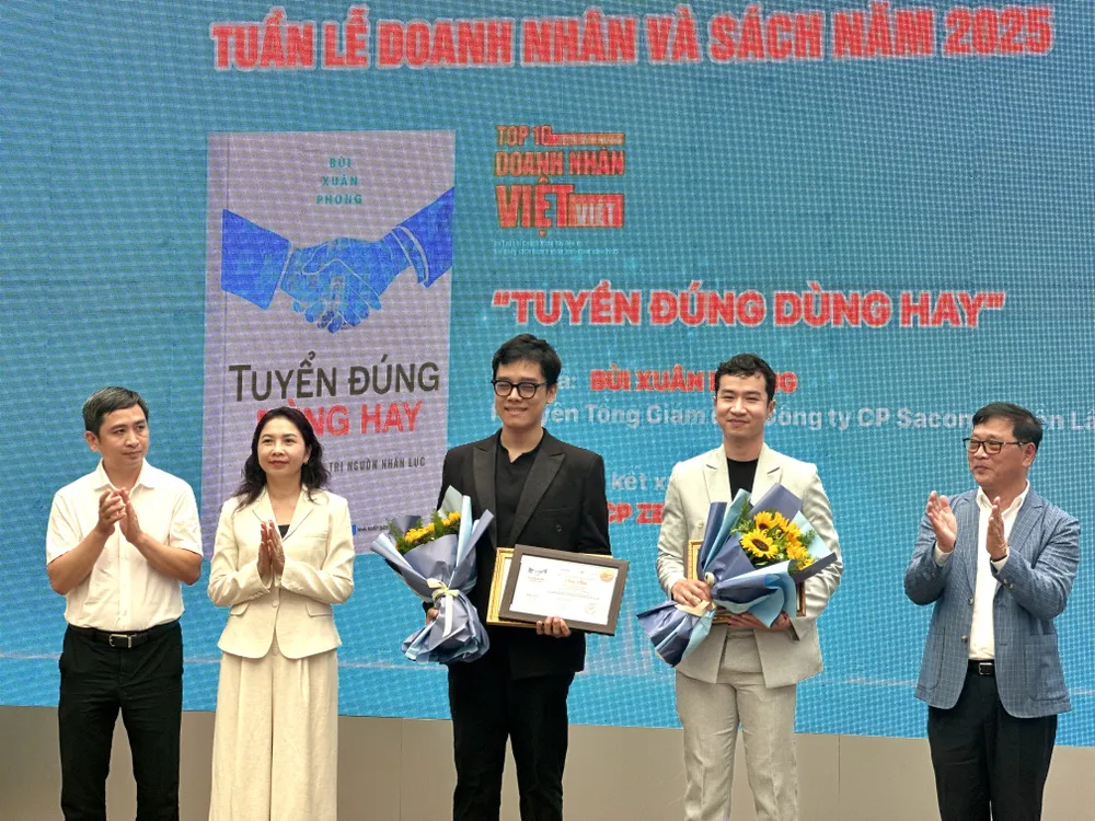 Đại diện tác giả Bùi Xuân Phong và đơn vị xuất bản nhận thư khen "Tốp 10 Sách hay do Doanh nhân Việt viết năm 2025" của Ban tổ chức IMG_4548.jpg