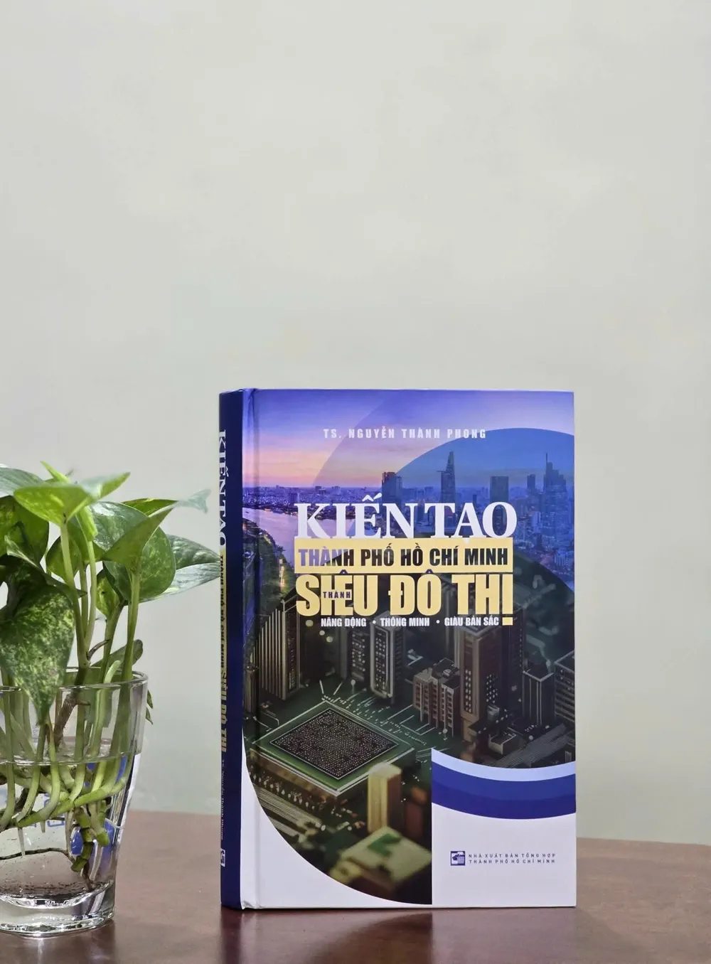 Ấn phẩm "Kiến tạo TPHCM thành siêu đô thị" được TS Nguyễn Thành Phong thai nghén từ chính thực tiễn của Thành phố. Ảnh: QUỲNH MY z7100338539463_1f93c3a1deb89b325371dbf24949845a.jpg