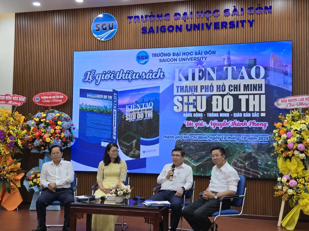 Ngoài TS Nguyễn Thành Phong, chương trình còn có sự tham gia của nguyên Phó Trưởng Ban Tuyên giáo Thành ủy TPHCM Phạm Đức Hải (phải) và Tổng Biên tập Báo Người Lao Động Tô Đình Tuân. Ảnh: QUỲNH MY z7100720640907_8c62c2339fb1892a645212a6476436da.jpg
