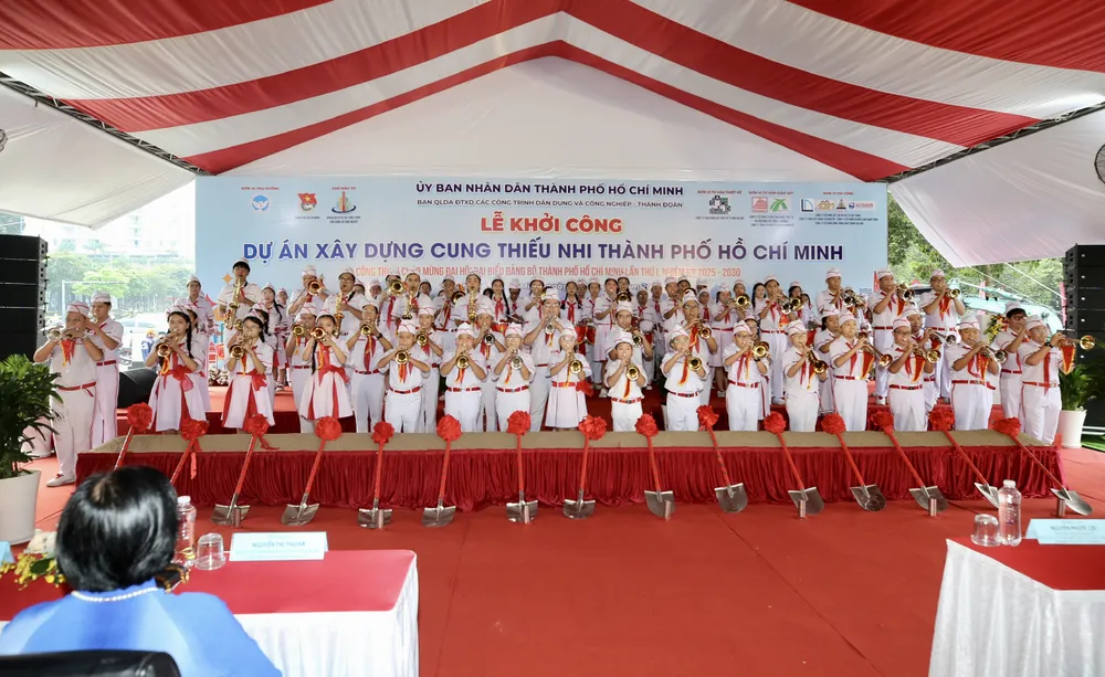 Các em thiếu nhi trong đội kèn biểu diễn tại Lễ khởi công xây dựng Cung thiếu nhi TPHCM. Ảnh: DŨNG PHƯƠNG z7100876115769_06b9e568a42c9e15942b08d196e92b39.jpg