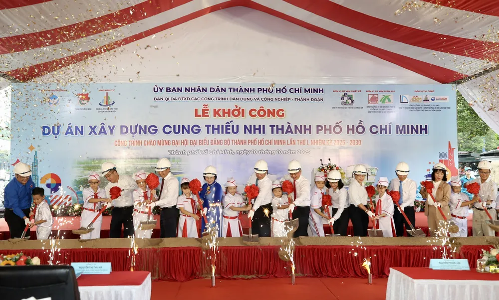 Lãnh đạo TPHCM cùng các khách mời thực hiện nghi thức động thổ, khởi công dự án Cung Thiếu nhi TPHCM. Ảnh: DŨNG PHƯƠNG z7100877191792_dc11ccef011c35a566e8089a51297a9d.jpg