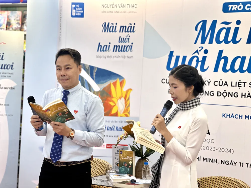 Nhà báo Trung Nghĩa và nhà văn Bùi Tiểu Quyên cùng đọc trích đoạn của nhật ký "Mãi mãi tuổi hai mươi" IMG_4587.jpg