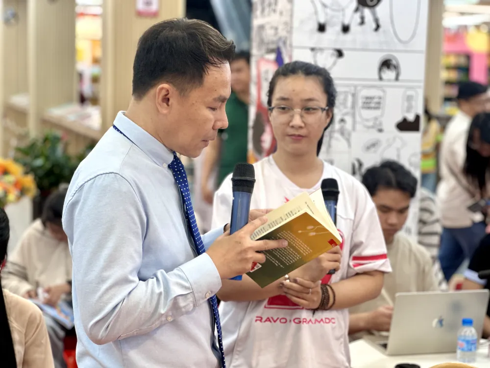 Nhà báo Trung Nghĩa trao đổi với một bạn đọc tại chương trình IMG_4598.jpg