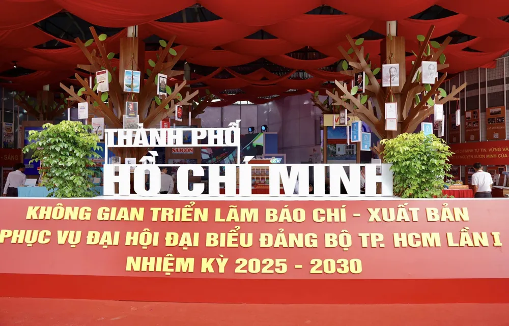 Triển lãm đang được diễn ra tại Học viện Cán bộ TPHCM z7112544096013_d398cba49045513f28d7e9667f126a3a.jpg
