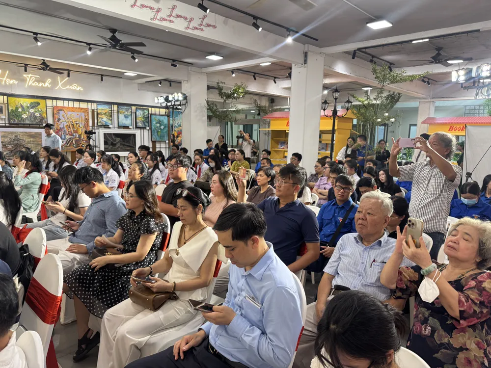 Giao lưu với nhà văn Trình Quang Phú về truyện ký "Theo dấu chân Người" là hoạt động nằm trong khuôn khổ "Những ngày Văn học - Nghệ thuật TPHCM" lần thứ nhất Chương trình giao lưu diễn ra tại Khu vực trưng bày, triển lãm Nhà Văn hóa Thanh niên TPHCM.JPG