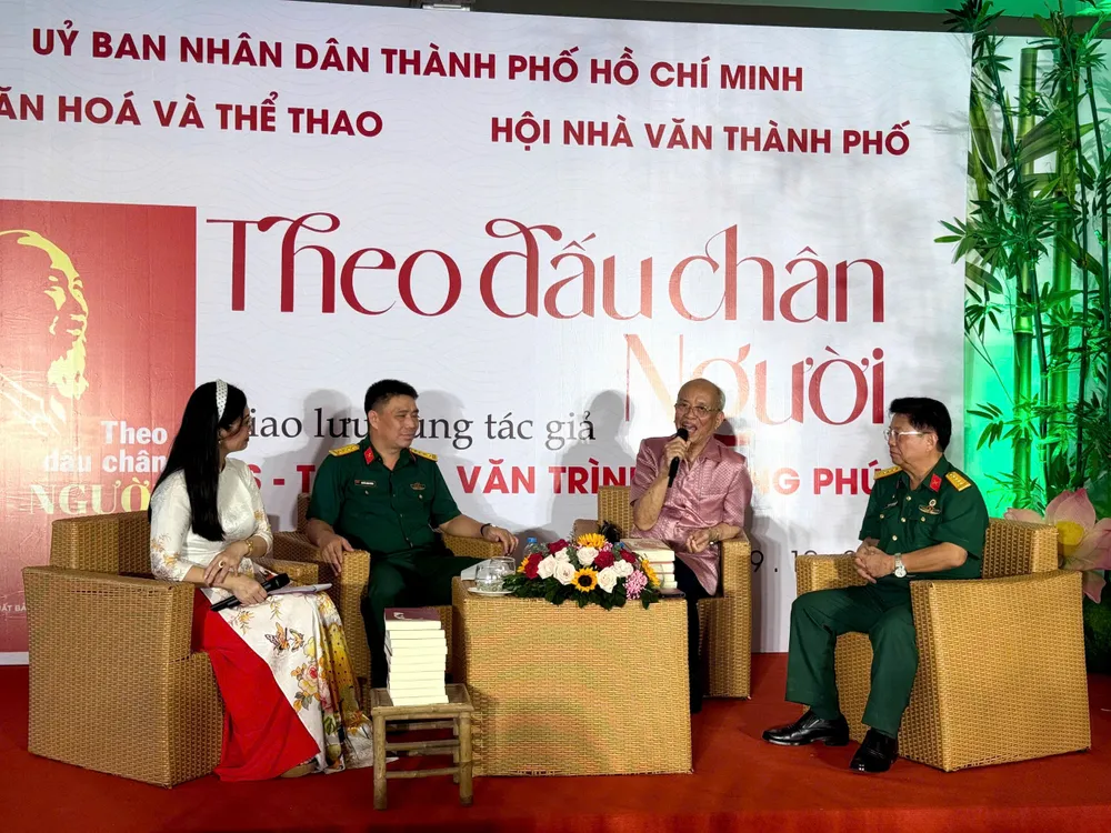 Tác giả và khách mời tại buổi giao lưu. Từ phải qua: Đại tá, nhà văn Trần Thế Tuyển; GS-TS, nhà văn Trình Quang Phú và Đại tá Nguyễn Mạnh Cương z7133143302446_15d441b14e108bd3560c22220388e855.jpg