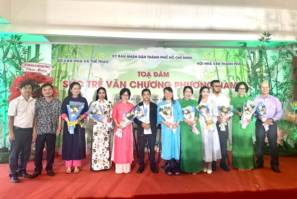 Đồng chí Lê Văn Minh và đồng chí Nguyễn Thị Kim Nguyên cùng lãnh đạo Hội Nhà văn TPHCM tặng hoa cho các tác giả và khách mời tham gia tọa đàm IMG_5124.jpg