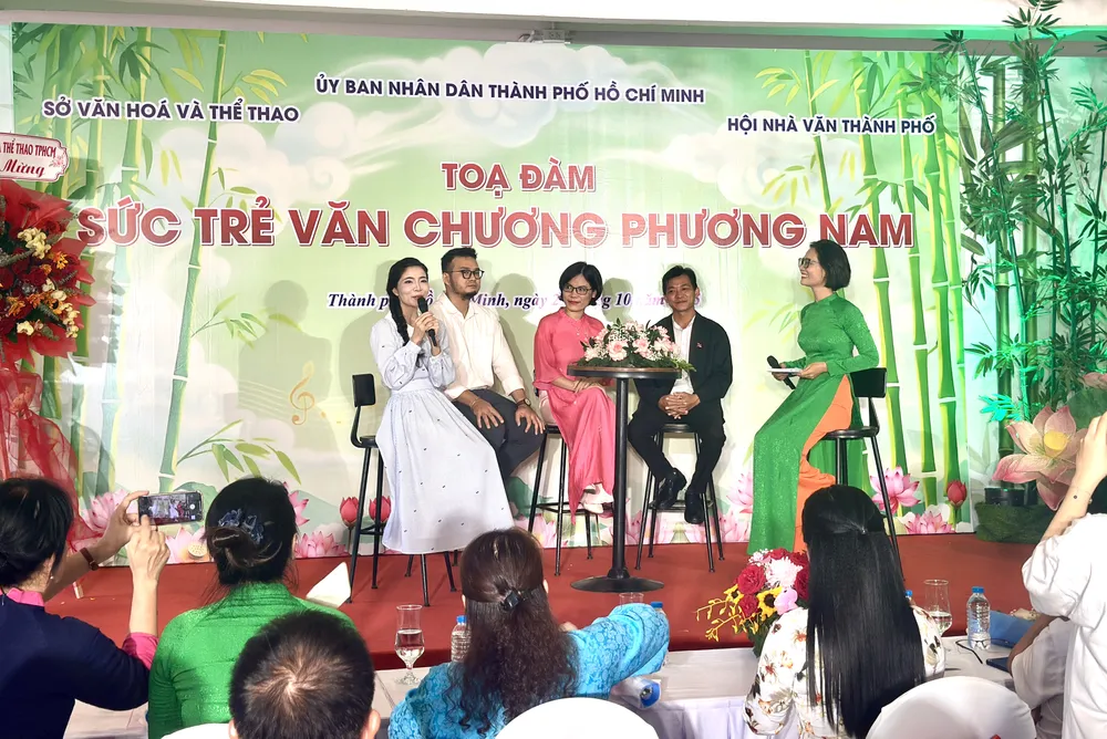 Các tác giả tham gia tọa đàm, từ trái qua: Bùi Tiểu Quyên, Nguyễn Đinh Khoa, Võ Thu Hương, Trần Đức Tín và Phương Huyền IMG_5133.jpg