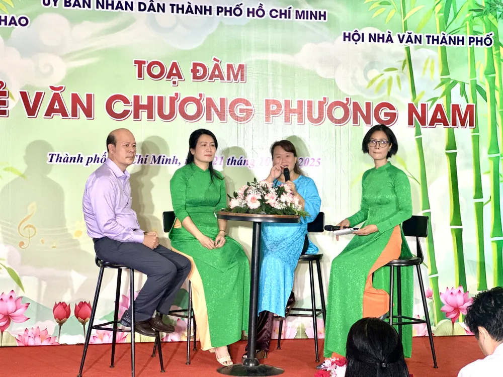 Chương trình còn có sự tham gia của các giảng viên và nhà nghiên cứu văn học tại TPHCM, từ trái qua: PGS-TS Bùi Thanh Truyền, TS La Mai Thi Gia và TS Hồ Khánh Vân IMG_5149.jpg