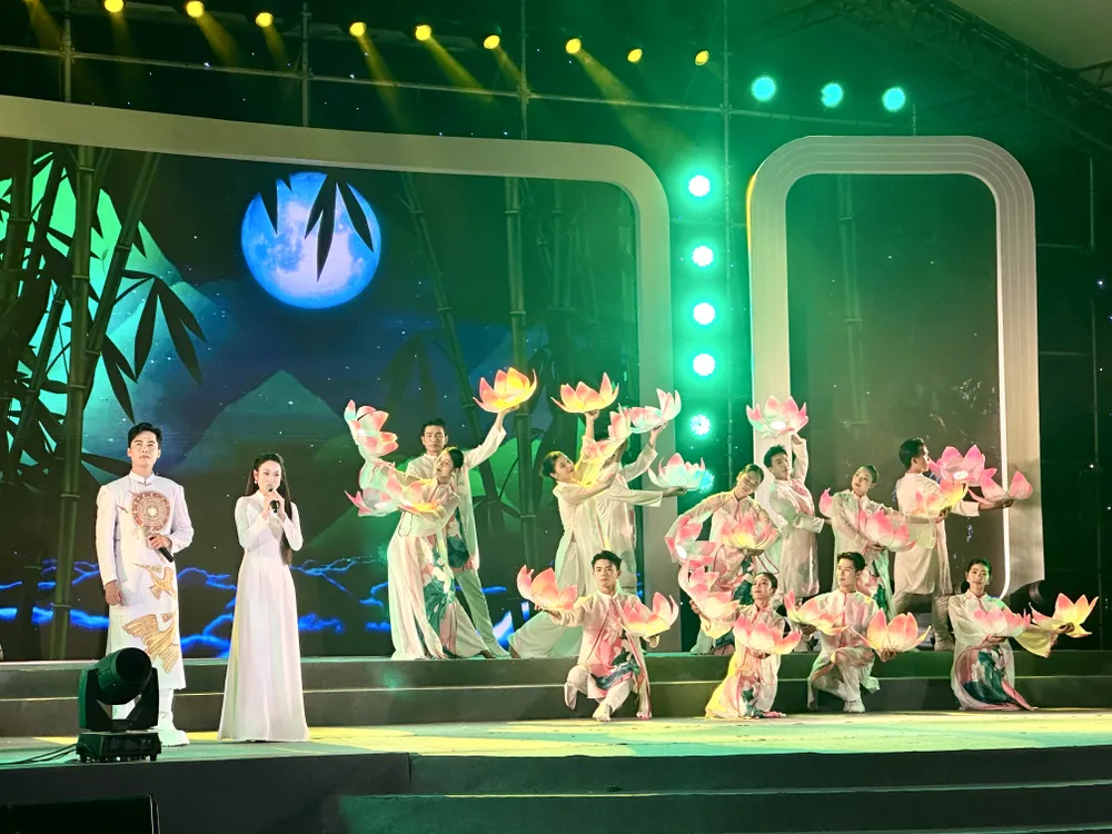 Ca sĩ Minh Sang và ca sĩ Lê Thu Hiền cùng thể hiện ca khúc "Lời ru đất Bắc" IMG_5168.jpg