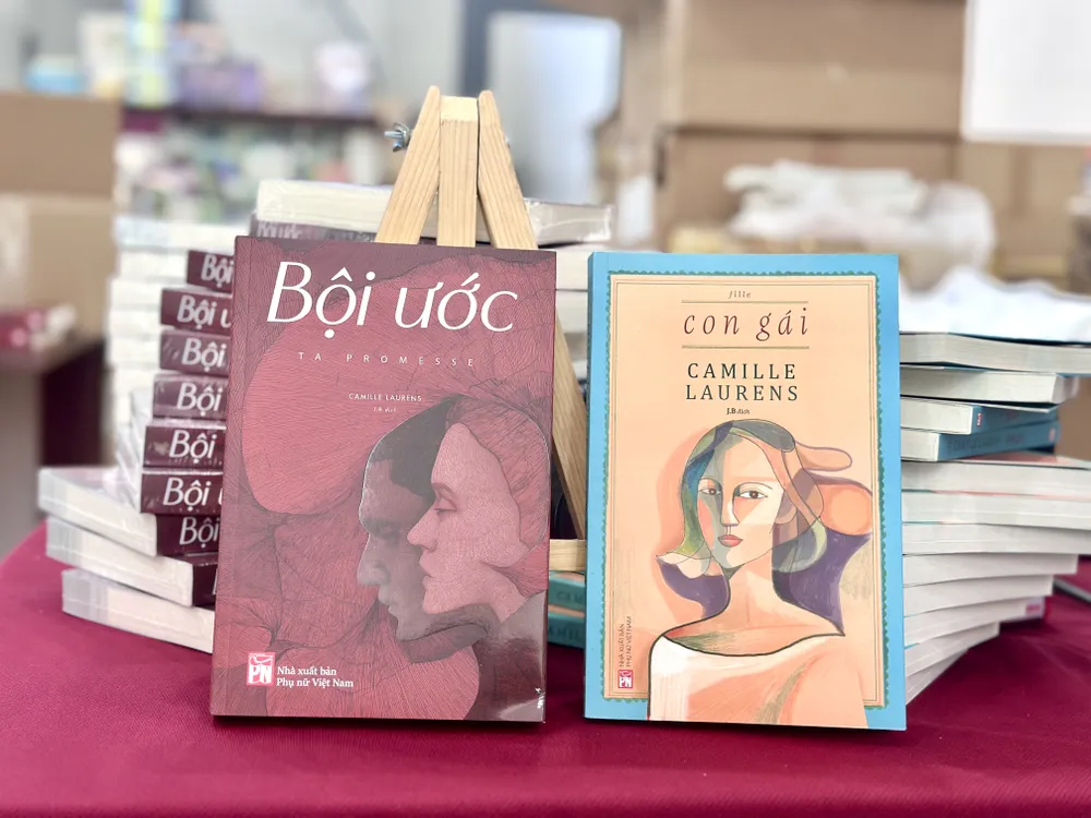 Hai tác phẩm gần nhất của nhà văn Camille Laurens được xuất bản tại Việt Nam là "Con gái" và "Bội ước". Ảnh: QUỲNH YÊN IMG_5317.jpg
