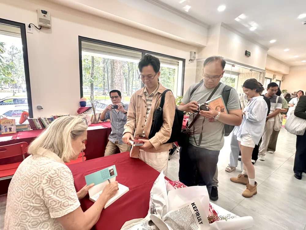 Bạn đọc xếp hàng chờ xin chữ ký từ nhà văn Camille Laurens. Ảnh: QUỲNH YÊN IMG_5330.jpg
