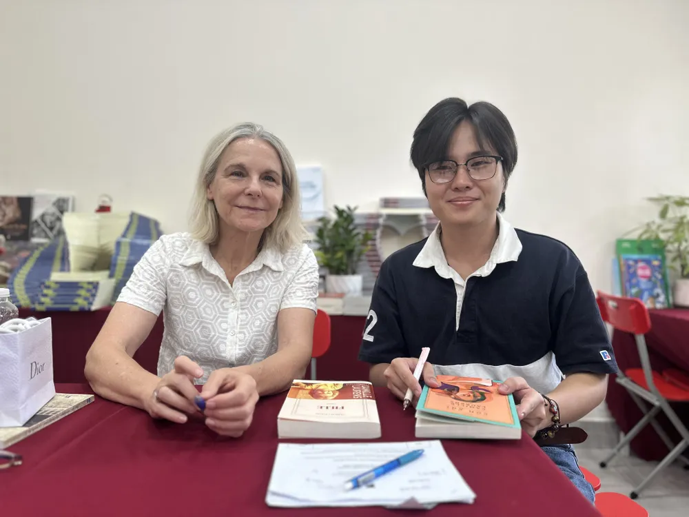 Nhà văn Camille Laurens và dịch giả trẻ Huỳnh Hữu Phước. Ảnh: QUỲNH YÊN IMG_5345.jpg