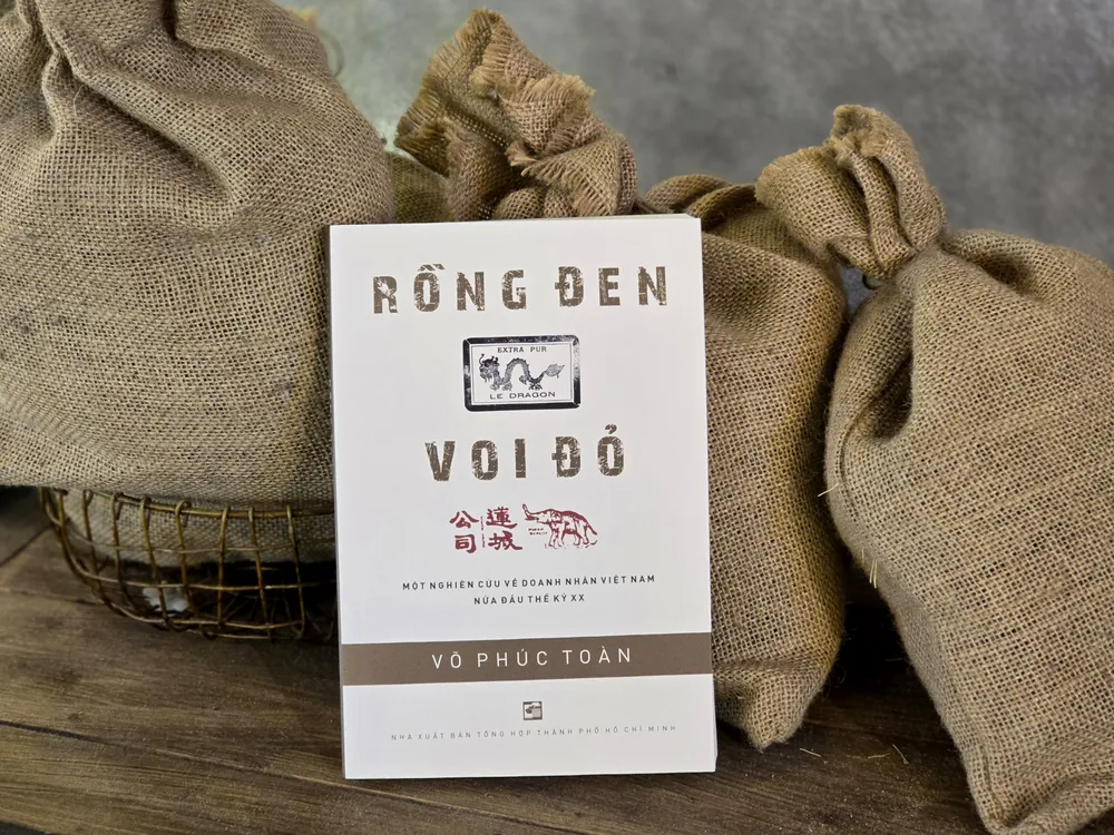 Ấn phẩm "Rồng đen - Voi đỏ" do NXB Tổng hợp TPHCM ấn hành 20251027_123621.jpg