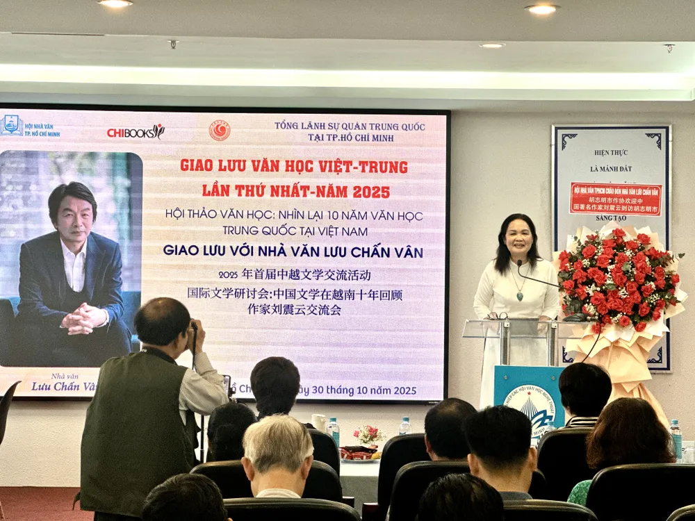 Nhà văn Bích Ngân, Chủ tịch Hội Nhà văn TPHCM, phát biểu tại chương trình. Ảnh: QUỲNH YÊN IMG_5553.jpg