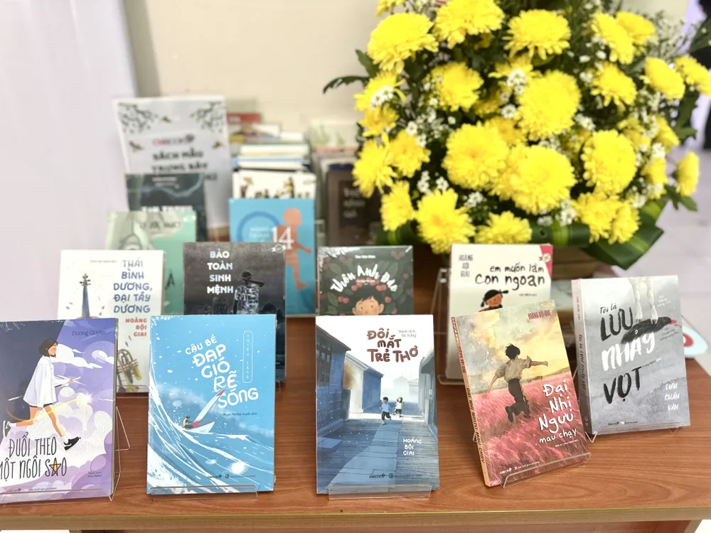 Một số tác phẩm văn học đương đại Trung Quốc được giới thiệu tại Việt Nam gần đây. Ảnh: QUỲNH YÊN IMG_5589.jpg