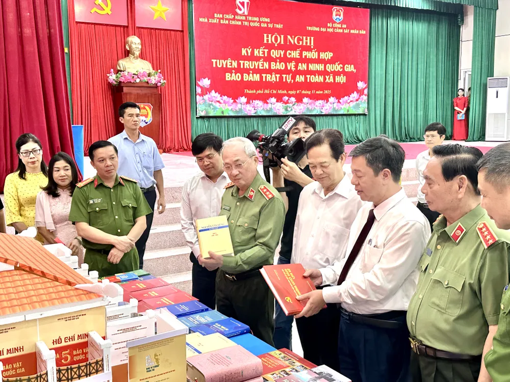 Docent Dr. Vu Trong Lam, chef och chefredaktör för National Political Publishing House Truth, presenterade för deltagarna några publikationer utgivna av förlaget. Foto: QUYNH YEN IMG_5734.jpg