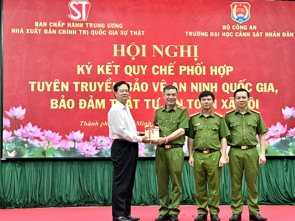 Kamrat Nguyen Tan Dung, tidigare politbyråmedlem och tidigare premiärminister, överlämnade böcker till skolan. Foto: QUYNH YEN IMG_5786.jpg