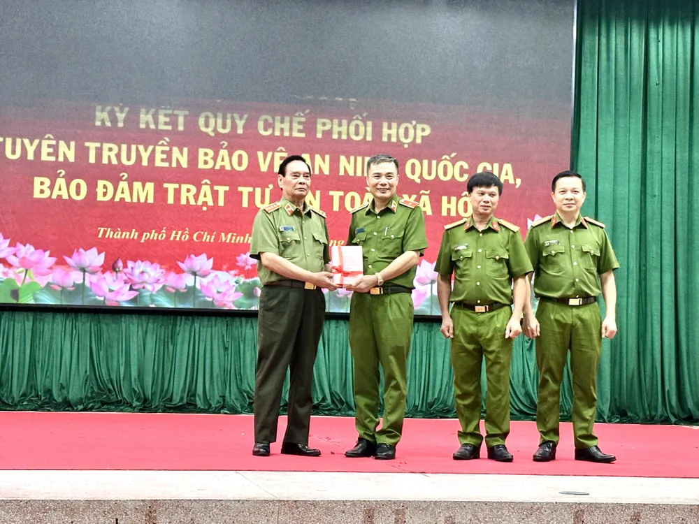 General Le Hong Anh, tidigare politbyråmedlem, tidigare ständig medlem av sekretariatet, tidigare minister för offentlig säkerhet, överlämnade böcker till skolan. Foto: QUYNH YEN IMG_5794.jpg