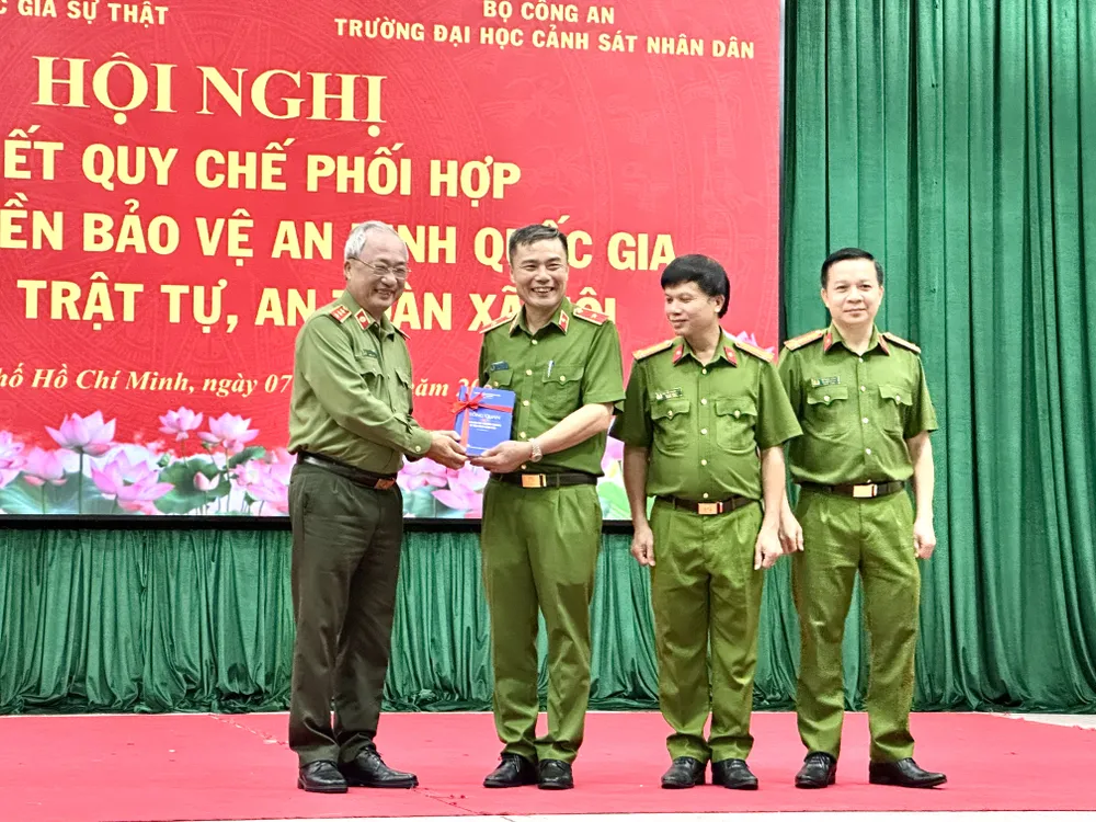 Senior generallöjtnant, docent, Dr. Nguyen Van Thanh, tidigare medlem av partiets centralkommitté, tidigare biträdande minister för offentlig säkerhet och vice ordförande för Centrala teoretiska rådet, överlämnade böcker till skolan. Foto: QUYNH YEN IMG_5800.jpg