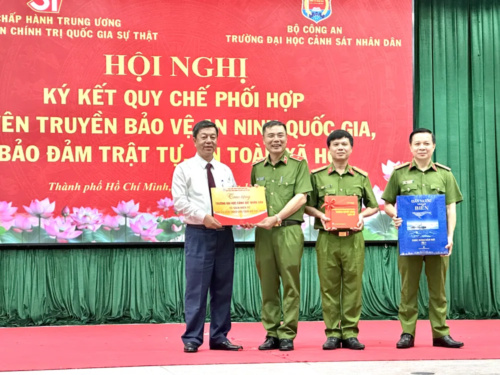 Docent Dr. Vu Trong Lam, chef och chefredaktör för National Political Publishing House Truth, presenterade e-böcker och några nyligen publicerade publikationer för Folkets polisuniversitet. Foto: QUYNH YEN IMG_5812.jpg