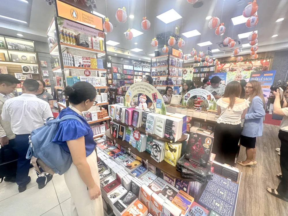 Leser können Bücher des Verlags Penguin Random House US in der Buchhandlung Nguyen Hue finden. IMG_6715.jpg