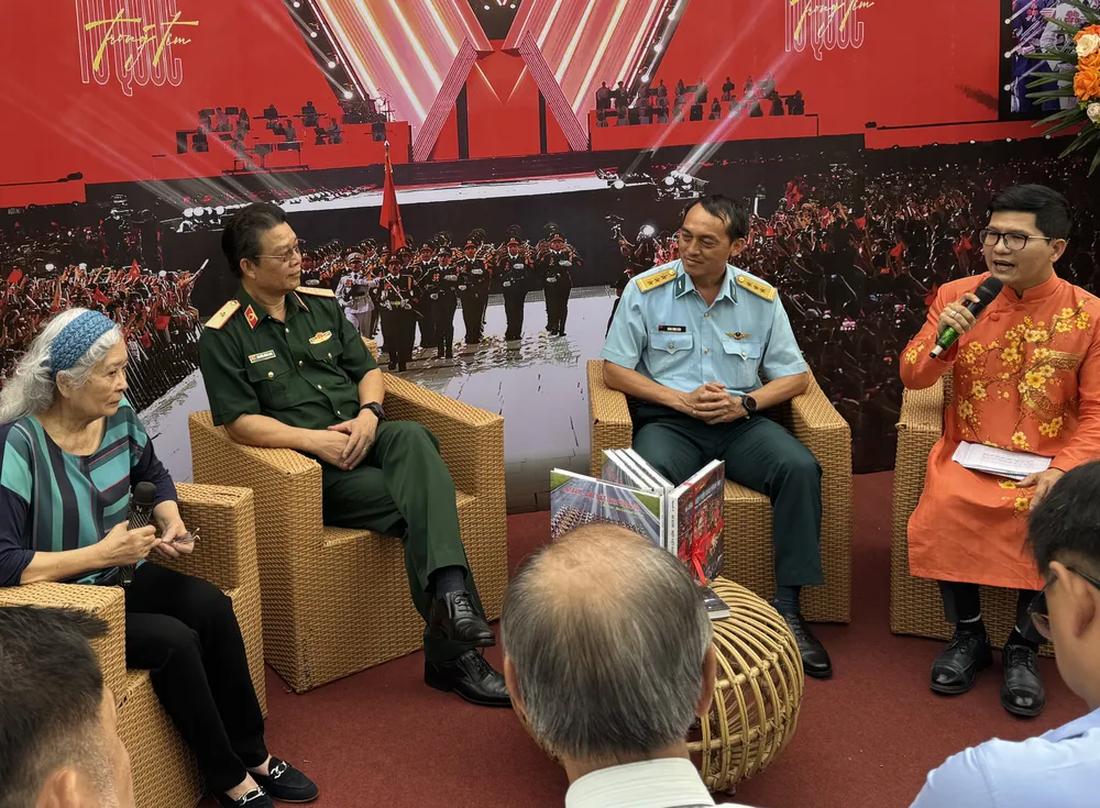 אורחים בתוכנית. משמאל לימין: גב' טראן טו נגה, קורבן של דיאוקסין של סוכן אורנג'; מייג'ור גנרל נגוין הונג סון; סגן אלוף, טייס דאנג דין קיין, סגן ראש עניינים פוליטיים של רגימנט חיל האוויר 935, דיוויזיה 370. צילום: הונג אן Các khách mời giao lưu tại chương trình (Từ trái sang_ Bà Trần Tố Nga – Nạn nhân chất độc da cam dioxin, Thiếu tướng Nguyễn Hồng Sơn – PGS-TS, Thượng tá, Phi công Đặng Đình Kiên – Phó Ch.JPG