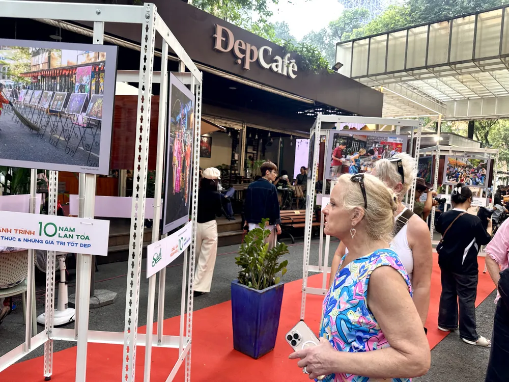 מבקרים צופים בתמונות המוצגות ברחוב הספרים של הו צ'י מין סיטי. IMG_6768.jpg