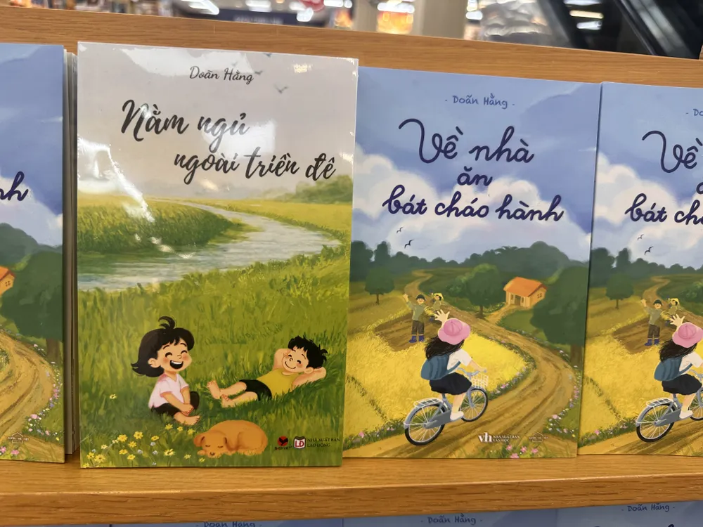 Two works by author Doãn Hằng: Sleeping on the Embankment (novel) and Going Home to Eat a Bowl of Onion Porridge (essay). Photo: QUỲNH YÊN IMG_6867.JPG