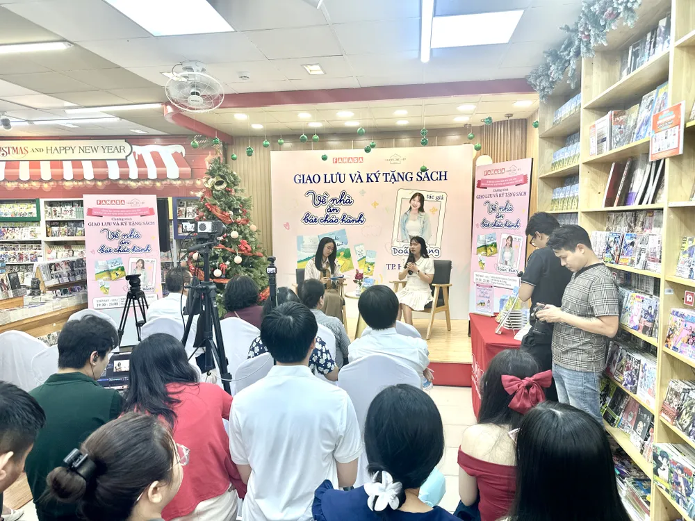 Author Doan Hang (on the podium, right) interacts with readers. Photo: QUYNH YEN IMG_6872.jpg