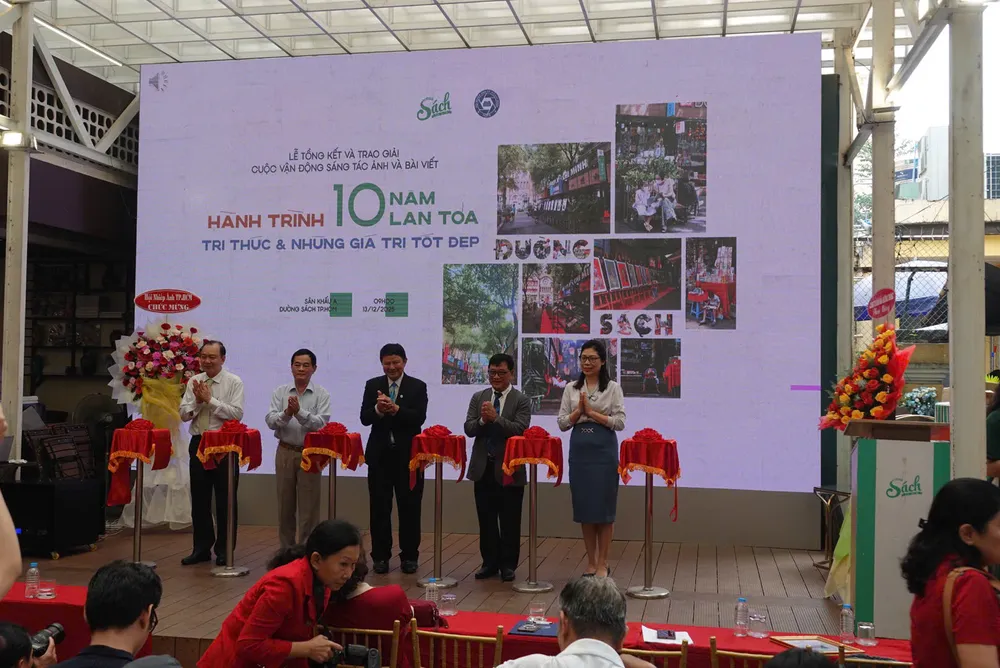 מנהיגי רחוב הספרים של הו צ'י מין סיטי ואורחים מוזמנים ביצעו את טקס גזירת הסרט לחנוכת התערוכה z7321998579361_7577d2bca0fdfaf945c695630d828d50.jpg