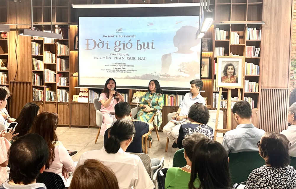 Dr. Dao Le Na, scriitoarea Nguyen Phan Que Mai și scriitoarea Huynh Trong Khang (de la stânga la dreapta) la program. IMG_6895.jpg