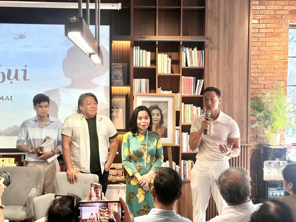 Romanul „Viața de vânt și praf” este așteptat să fie adaptat într-un film în colaborare cu producătoarea Kim Lý și regizorul Hàm Trần. IMG_6899.jpg