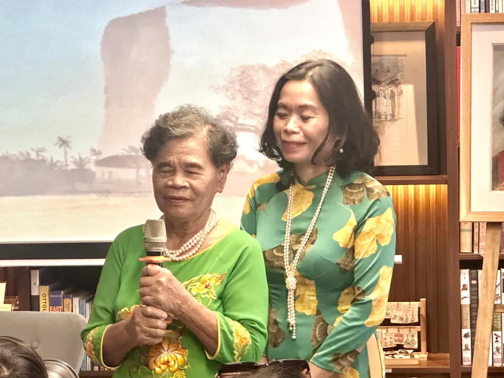 Scriitoarea Nguyen Phan Que Mai și mama ei IMG_6911.jpg