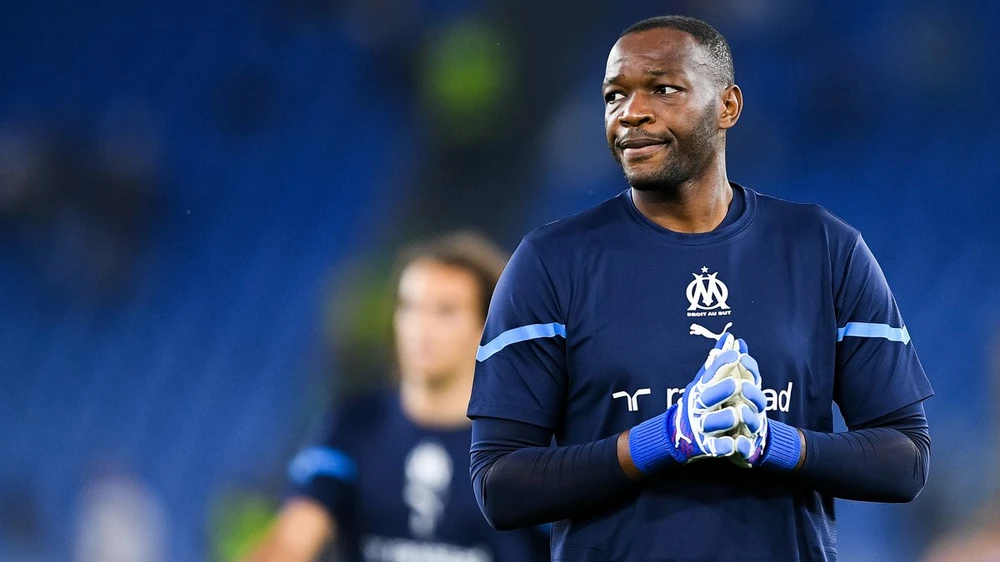 Marseille chia tay huyền thoại Steve Mandanda