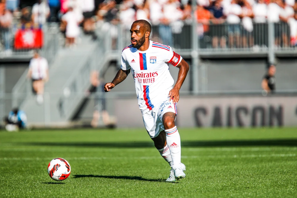 Lacazette sẽ lĩnh xướng hàng công Lyon