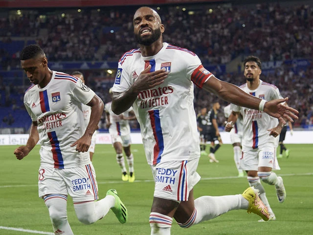 Thủ quân Lacazette tỏa sáng mang về chiến thắng cho Lyon