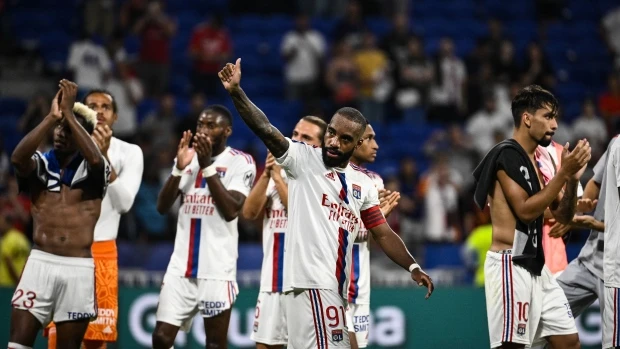 Lacazette muốn cùng Lyon giành lấy ngai vàng từ PSG