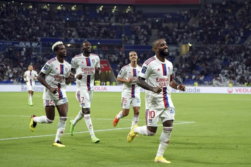 Lyon của Lacazette "đè bẹp" Angers