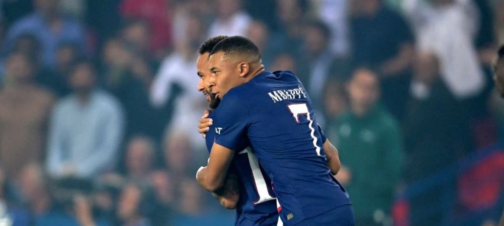 Mbappe ăn mừng bên Neymar