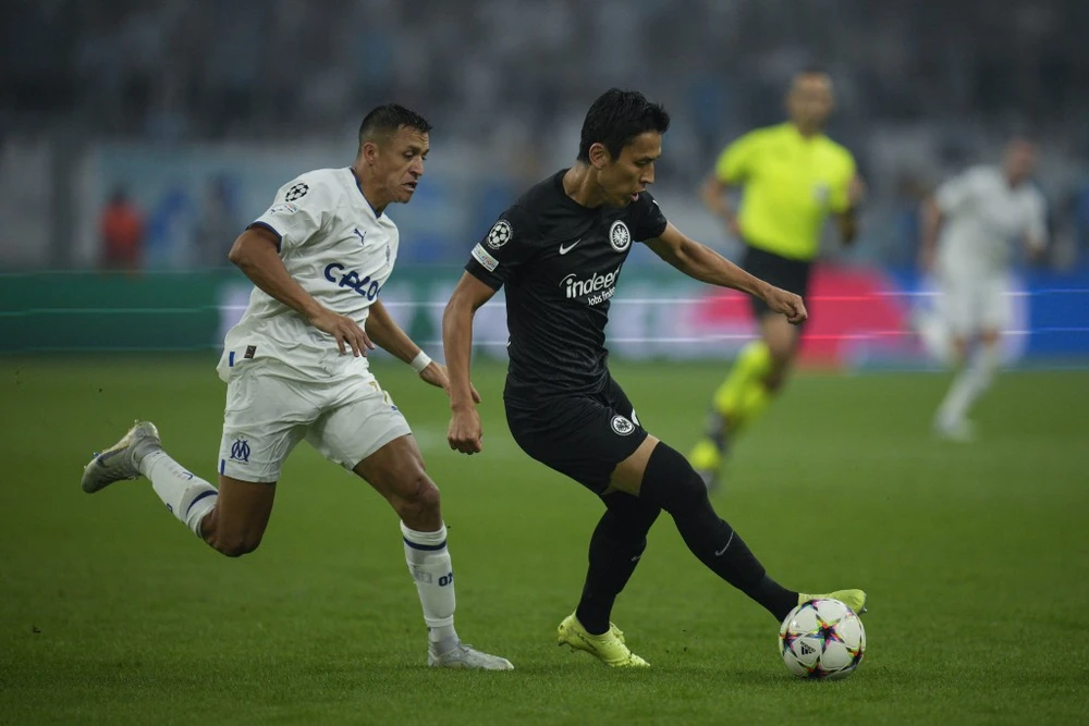 Alexis Sanchez "hờ hững" trước Frankfurt